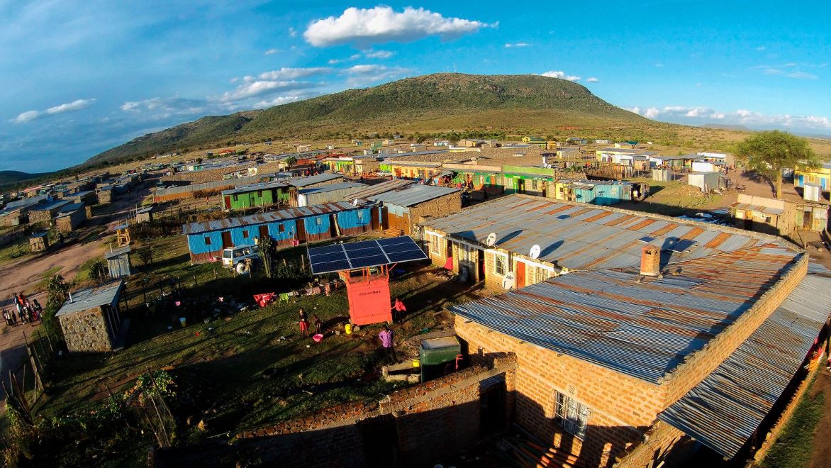 This 3.75 kW micro-grid in Narok County in Kenya provides electricity to 30 customers. Located far from a traditional grid, thes